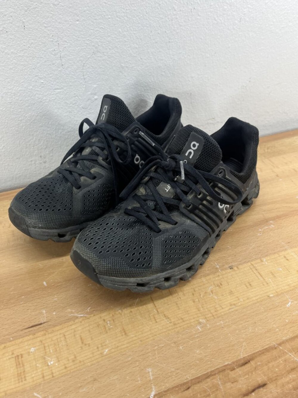 Size 8.5 Women's On Cloudswift Low All Black Sneakers 41.98459 Shoes - Picture 4 of 15